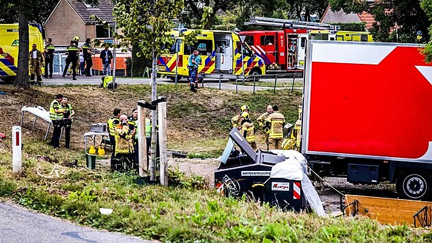 Kamion najel do msta konn sousedsk selosti v nizozemskm mst Nieuw Beijerland. (27. srpna 2022)