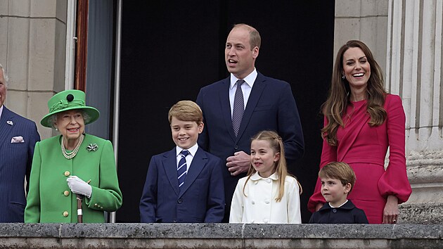 Krlovna Albta II, princ George, princ William, princezna Charlotte, princ Louis a vvodkyn Kate na oslav platinovho jubilea krlovny (Londn, 5. ervna 2022)