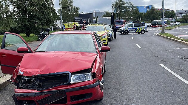 Dopravn� nehoda dvou aut na Chodovci v Praze (21. srpna 2022)