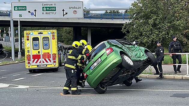 Dopravn� nehoda dvou aut na Chodovci v Praze (21. srpna 2022)