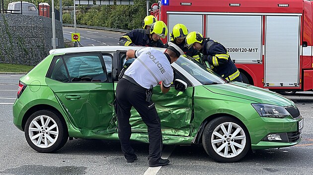 Dopravn� nehoda dvou aut na Chodovci v Praze (21. srpna 2022)