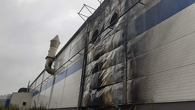 Po��r haly v Led�i nad S�zavou zp�sobil �kodu za 100 milion� korun. (21. srpna 2022)