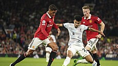 Raphael Varane (vlevo) z Manchesteru United bojuje s Luisem Díazem z...