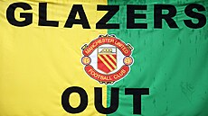 Transparent, kterým fanoušci Manchesteru United vyzývají rodinu Glazerových k...