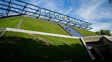 Bývalá hala Bercy, kterou sponzo�i p�ek�tili na Accor Arenu, dokonale splývá s...
