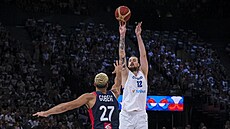 Český basketbalista Ondřej Balvín střílí v utkání proti Francii. Brání Rudy...