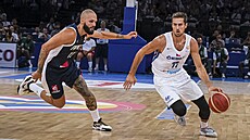 Český basketbalista Tomáš Kyzlink útočí v utkání proti Francii.