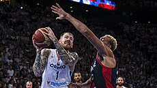 eský basketbalista Patrik Auda útoí v utkání proti Francii.