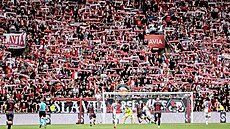 Fanou�ci Slavie povzbuzují sv�j tým proti polskému Rakówu �enstochová