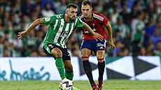 Borja Iglesias (vlevo) z Betisu a Unai Garcia z Osasuny.