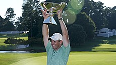 Rory McIlroy s trofejí pro vítěze turnaje v Atlantě.