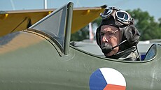 Testovací pilot Dan Griffith v kokpitu letounu Miles Magister