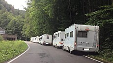 Parkování karavan� u Domu p�írody v lokalit� Skalní mlýn.