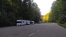 Kempování karavan� u Kate�inské jeskyn� v lokalit� Skalní mlýn.