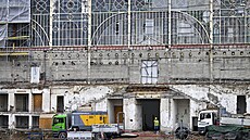 Na míst� vyho�elého k�ídla Pr�myslového paláce d�lníci momentáln� dokon�ují...