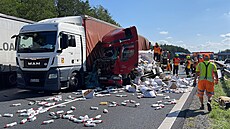 Na D11 se srazily dva kamiony, jednomu z nich se vysypal náklad na silnici....