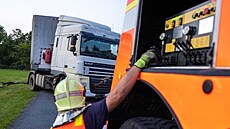 Hasiči vytahovali zapadlý kamion v Neborech na Třinecku. (26. srpna 2022)