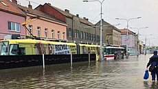 Po prudkém deti byla v Brn zatopená Plotní ulice u autobusového nádraí...