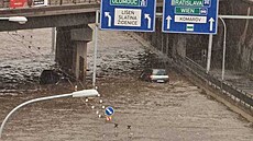 Prudký dé zatopil i ulici Kolit nedaleko brnnského hlavního nádraí. (27....