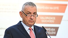 Ministr průmyslu a obchodu Jozef Síkela na tiskové konferenci po jednání vlády....