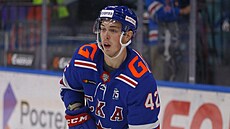 Útoník Petrohradu Michail Vorobjov pi zápase ruské KHL.