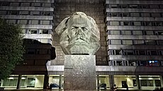 Sedm metrů vysoká busta Karla Marxe v Saské Kamenici