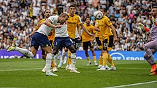 Útoník Harry Kane z Tottenhamu (vlevo) stílí hlavou gól Wolverhamptonu...