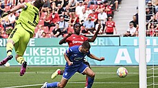 Andrej Kramarič z Hoffenheimu (v modrém) střílí hlavou gól v utkání proti...