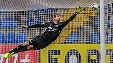 Zlínský brankář Matej Rakovan inkasuje gól z přímého kopu.