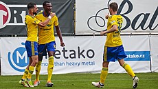 Fotbalisté Zlína se radují ze vsteleného gólu. Trefil se Lamin Jawo.