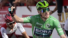 Sam Bennett slaví vítzství ve tetí etap Vuelty.