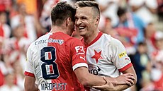 Slávistický útočník Stanislav Tecl (vpravo) se raduje ze svého gólu se...