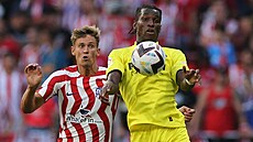 Nicolas Jackson z Villarrealu (vpravo) si zpracovává mí� p�ed Marcosem...