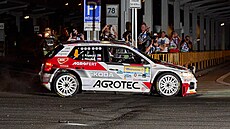 No�ní m�stské rychlostní zkou�ce Barum rally v centru Zlína p�íhlí�ely davy...