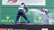 Roman Stank slaví druhé místo v hlavním závod Velké ceny Belgie ve formuli 3.