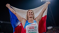 Česká oštěpařka Barbora Špotáková se raduje ze zisku bronzové medaile na...