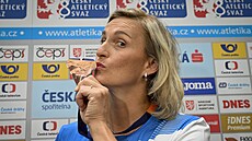 Otpaka Barbora potáková pózuje s bronzovou medailí po návratu z atletického...