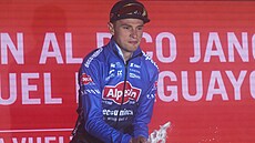 Australský cyklista Jay Vine slaví na Vuelt etapové vítzství.