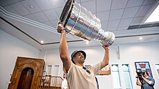 Hokejový útočník Nazem Kadri vzal Stanleyův pohár do mešity v ontarijském...