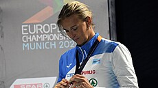O�t�pa�ka Barbora �potáková si prohlí�í bronzovou medaili z mistrovství Evropy...