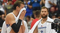 Čeští basketbalisté Jan Veselý (vlevo) a Martin Kříž smutní po porážce s...