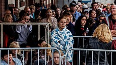 Dlouhé hodiny čekají v nehybné frontě u úřadu práce, od sebe Ukrajince oddělují... | na serveru Lidovky.cz | aktuální zprávy
