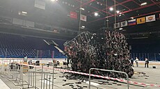 V aréně hokejové Jaroslavli spadla na led multimediální kostka.