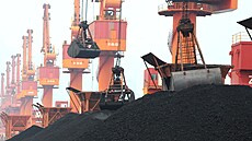 Překládka uhlí v čínském přístavu Lien-jün-kang (19. srpna 2022)