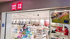Obchod řetězce produktů pro domácnost Miniso v čínské Šanghaji. Jeho logo...