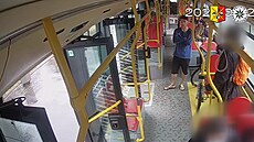 Cyklista se naštval, že nemůže s kolem do autobusu, tak mu rozbil dveře