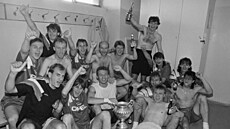 Sparantí fotbalisté se radují ze zisku mistrovského titulu po sezon 1992/93....