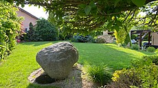Soliterní kameny zahrad sluí.