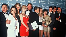 Joe E. Tata (vlevo) a hvzdy seriálu Beverly Hills 90210 (1990)