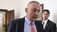 Ministr prmyslu a obchodu Jozef Síkela pichází na jednání vlády 24. srpna...